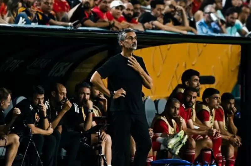 استكشاف استراتيجية ريبييرو: كيف يتغلب الأهلي على تحديات دفاعه أمام غزل المحلة؟