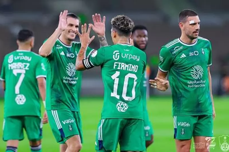 الإعلان عن موعد وتفاصيل القناة الناقلة لمواجهة الأهلي والقادسية في كأس السوبر السعودي