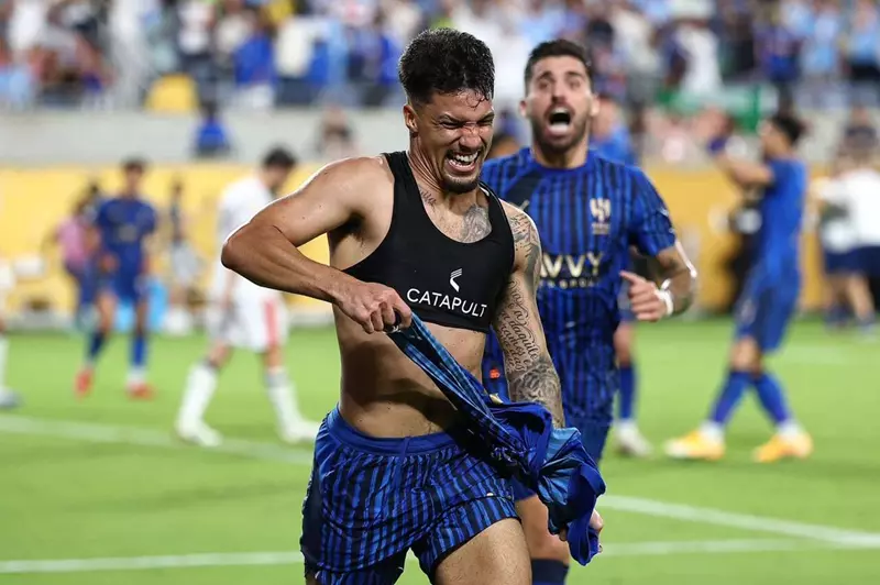 الهلال السعودي يبدأ خطوات بيع نجم مونديال الأندية الهداف.