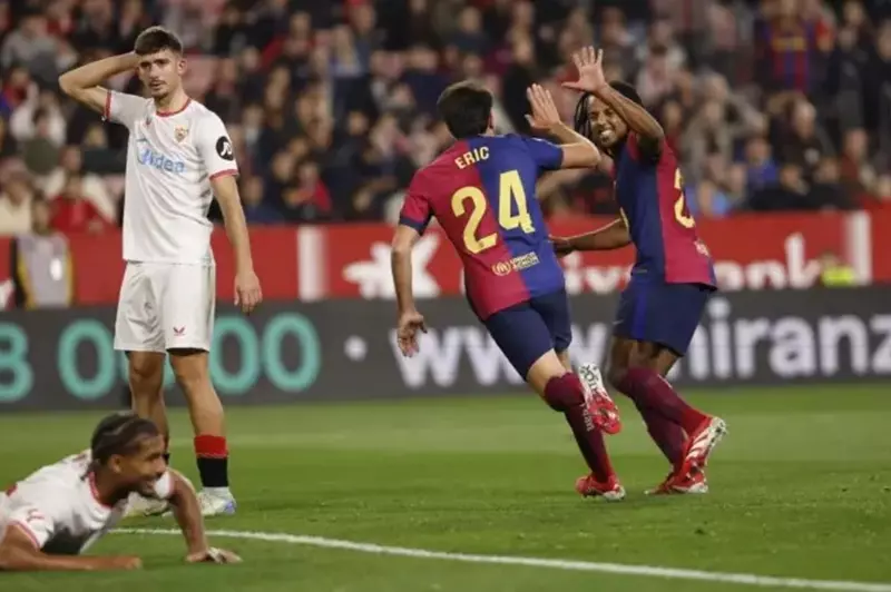 توتر في برشلونة: إريك جارسيا يضع كوندي في مأزق