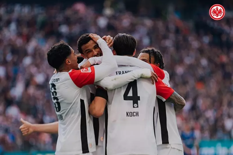 فرانكفورت يوقع مع حارس بريمن ميكاييل زيترر حتى عام 2029